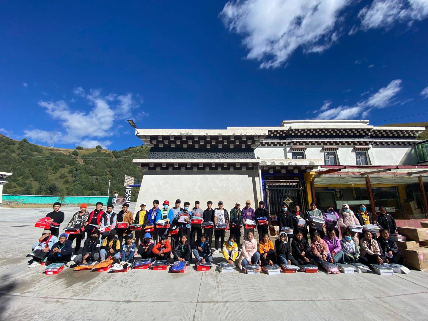 开云·官方版网站登录平台入口-开云(中国)公益回顾丨家国同欢月同圆 温暖满载甘孜州(图8)